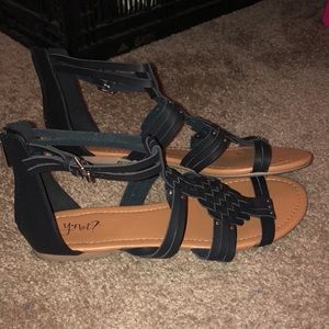 Y-Not Size 10 Black Sandals